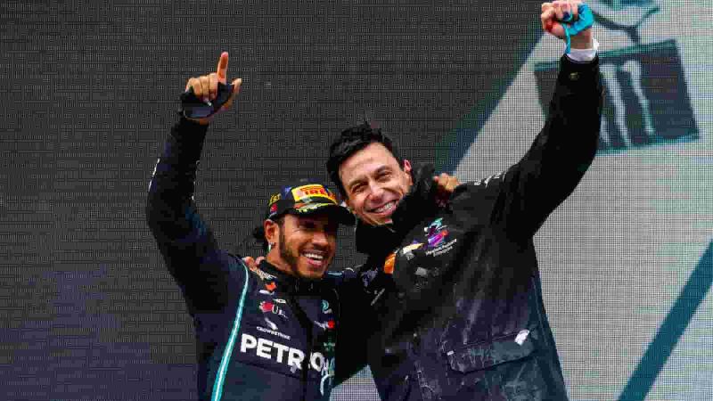 Toto Wolff dan Lewis Hamilton, tombak kembar Mercedes yang diyakini punya pengaruh kuat pada FIA. (Foto: ist)