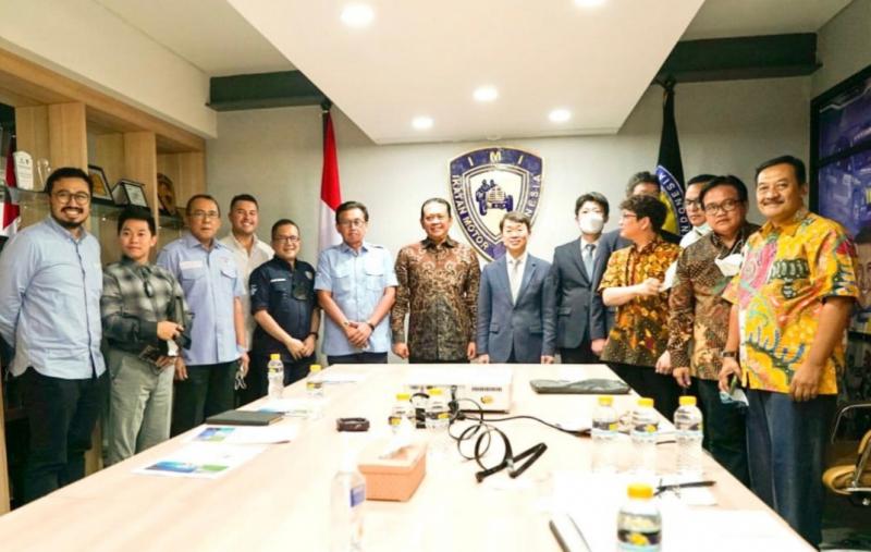 Ketum IMI Pusat Bamsoet bersama pengurus menerima pejabat KATECH Korsel untuk kembangkan kendaraan tenaga surya dan hidrogen di kantor IMI Pusat GBK Senayan Jakarta