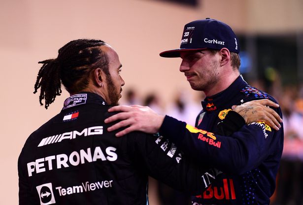 Lewis Hamilton dan Max Verstappen usai GP Abu Dhabi 2021. (Foto: mirror.co.uk)