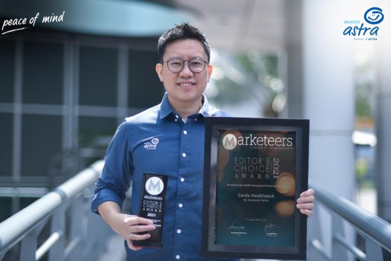 Teddy Suryawan (Chief Digital Officer Asuransi Astra) bersama penghargaan Marketeers Editor’s Choice Award 2021       