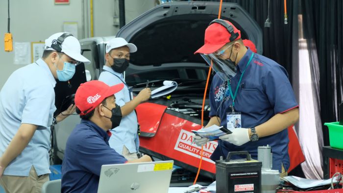 Simulasi penanganan perawatan mobil pelanggan pada ajang Daihatsu Skill Contest 2022