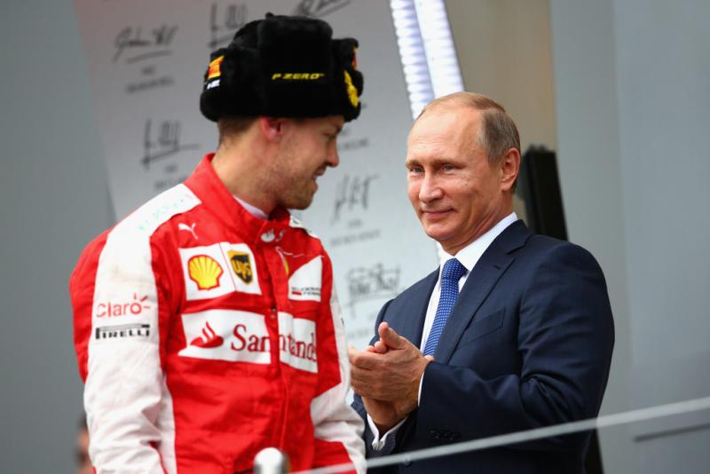 Sebastian Vettel bersama Presiden Rusia Vladimir Putin di Sirkuit Sochi, Rusia. (Foto: grandprix247)