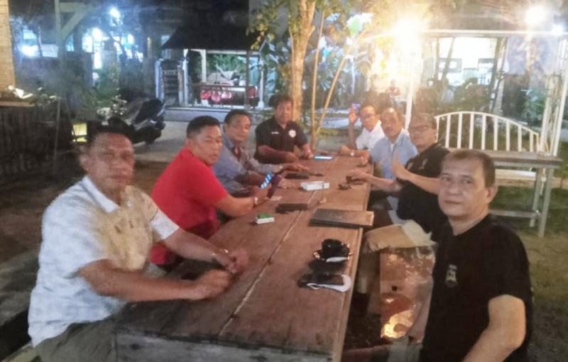 Ketua IMI Kalsel Ir Edy Sudarmadi (kiri) ikut hadir pada pertemuan mediasi dengan perwakilan 34 klub di Kafe Kalvin Banjarmasin, Rabu (23/2/2022) tadi malam. (foto : ist)