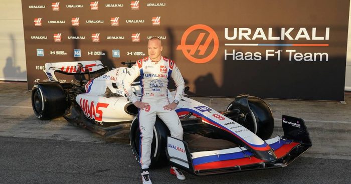 Nikita Mazepin dengan sponsor dan simbol bendera Rusia di mobil Haas. (Foto: planetf1)