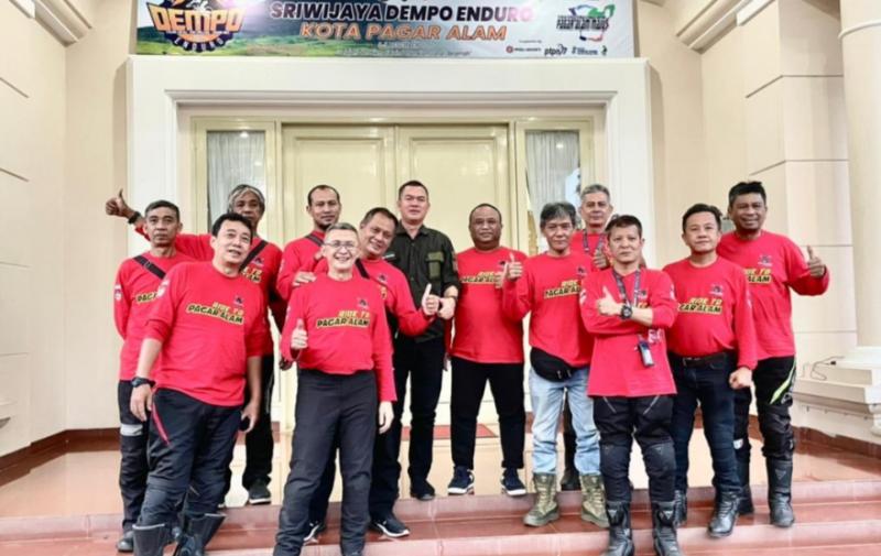 Rombongan touring Banteng Motorsport bersama Alpian Piuk merupakan Walikota Pagar Alam, pembalap serta Ketua IMI Sumsel periode 2021-2025. 