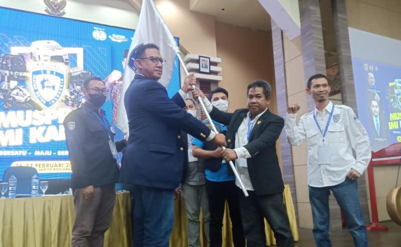 Ir H Edy Sudarmadi (kiri) menerima pataka dari pimpinan Sidang Paripurna Musprov IMI Kalimantan Selatan di Hotel Aria Barito, Banjarmasin, Sabtu hari ini. (foto : ist) 