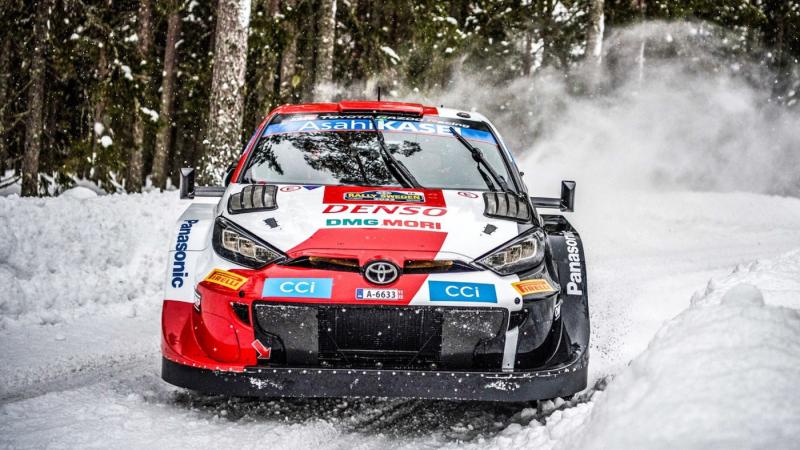 Toyota Yaris Rally1 besutan Kalle Rovanpera di lintasan es Rally Swedia, pesaing terdekat Thierry Neuville (Hyundai) di kejuaraan umum sementara. (Foto: wrc)
