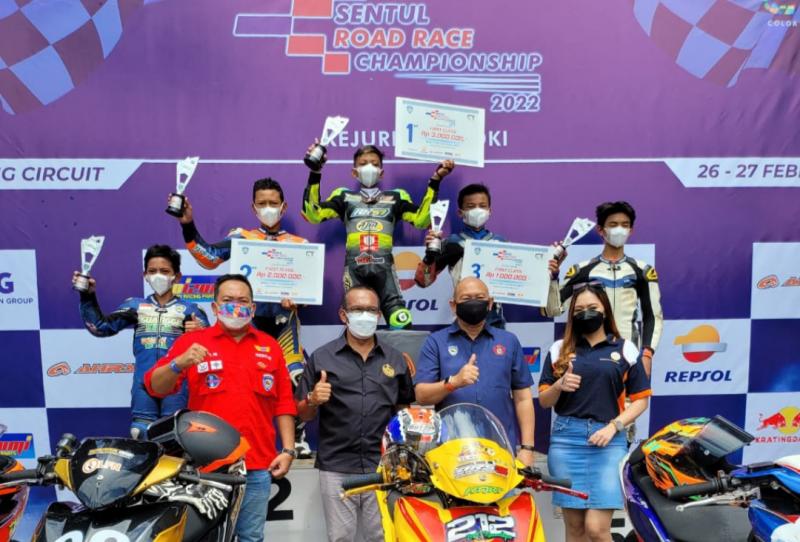 Ketua IMI DKI Anondo Eko, Sekum Dodi Irawan dan Hidayat Humaid bersama juara Kejurda Balap Motor DKI Jakarta 2022 putaran 1