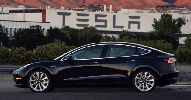 Sebuah mobil listrik Tesla tepat berada di depan fasilitas produksi di Tiongkok