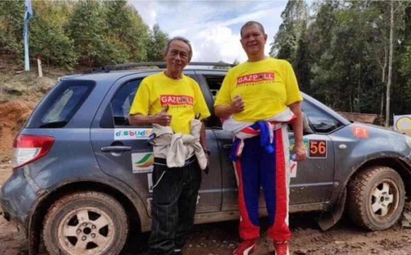 Irwan Rachim (kanan) dengan co-driver Prihatin Kasiman yang mobilnya mogok karena overheat di putaran 1 Kejurnas Rally Danau Toba 2021. (foto : ist)