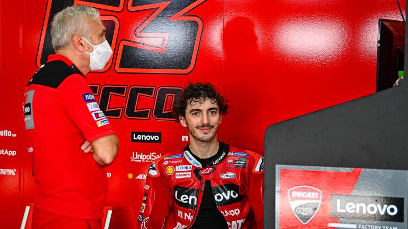 Francesco Bagnaia dan Davide Tardozzi di garasi tim pabrikan Ducati. (Foto: motogp)