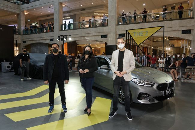 BMW Exhibition di Plaza Senayan Atrium menghadirkan dua model sedan premium anyarnya