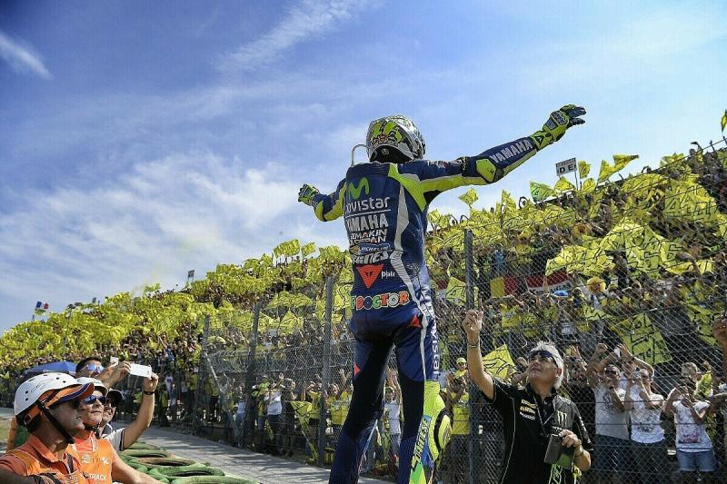 Valentino Rossi sang Dewa MotoGP di tengah pendukung fanatiknya, atmosfer yang hilang mulai tahun ini. (Foto: motorsportmagazine)