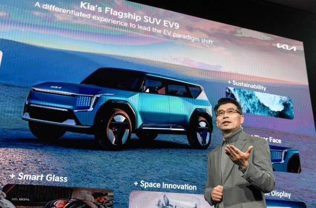 Petinggi Kia mempresentasikan mobil listrik baru yang akan dijual tahun depan