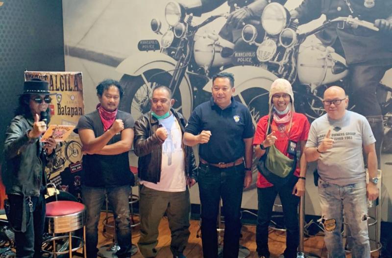 Sekum IMI DKI Jakarta (ketiga dari kanan) saat preskon balapan motor klasik di Ancol yang digelat Semok Magazine