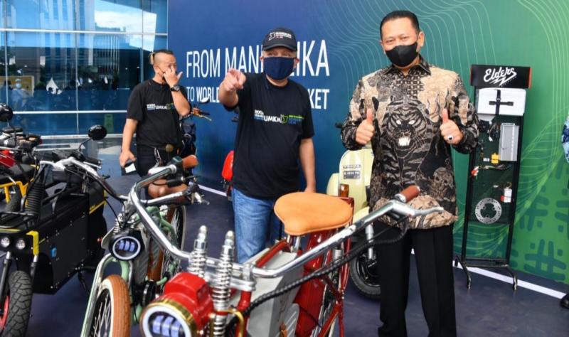 Bamsoet menyambangi salah satu booth UMKM Goes To Mandalika 2022 di Gedung SMESCO Jakarta