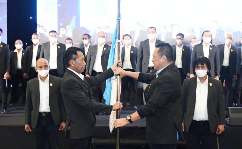 Bamsoet berikan pataka kepada Bambang Kapten Haribowo pada pelantikan pengurus IMI Jatim masa bakti 2021-2025 di Surabaya hari ini