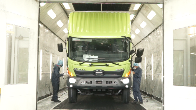 Tim mekanik melakukan layanan servis pada truk Hino secara optimal