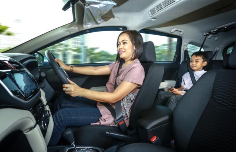 Orang tua memberikan pengawasan yang baik bagi anak sehingga terhindar dari segala kemungkinan yang buruk di mobil