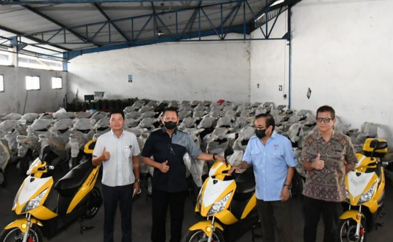 Bamsoet (kedua dari kiri) saat meninjau pabrik motor listrik Bike Smart di Surabaya, Selasa (8/3/2022) 
