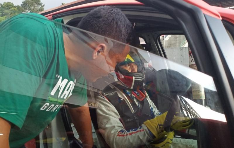 Daffa AB mendapat arahan sang kakak, Rio SB saat akan menjalani sesi latihan balap mobil ISSOM 2022 di Sentul International Circuit, Bogor, Jumat hari ini