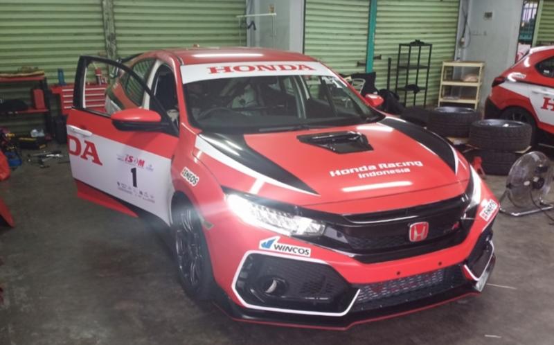 Pembalap andalan Honda Racing Indonesia Alvin Bahar turun di kelas ISTCR 3600 Max dengan Honda Civic Type-R Honda di ISSOM 2022