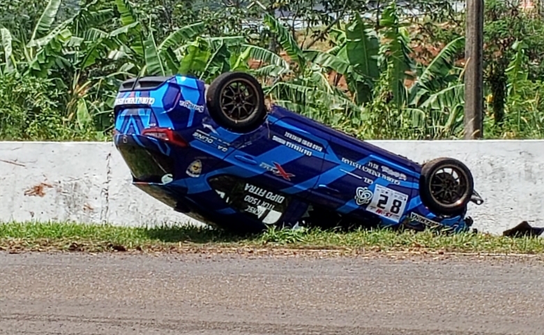 ISSOM 2022 : Race Accident 3 Mobil, City Hatchback Dypo Fitra Terbalik "Disundul" Irvan Fauzi