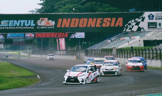 Toyota Yaris GR Sport dengan pembalap Demas Agil (Toyota Gazoo Racing Indonesia) memimpin dari start hingga finish ITCR Max round 1 ISSOM 2022.