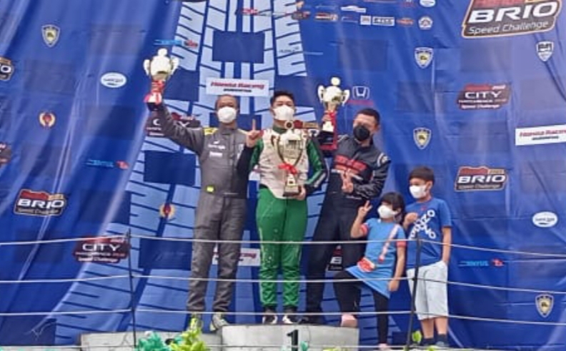 Benny Santoso (kanan) dengan trofi P3 di podium Honda City Hatchback Speed Challenge Master didampingi putra putrinya.