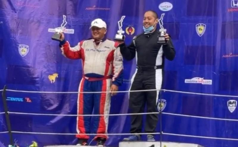 Reza Zulzinar Mukhsin (kanan) dan Indra Saksono di podium juara STCR2 kelas 1600 ISSOM 2022 di Sentul International Circuit, Bogor
