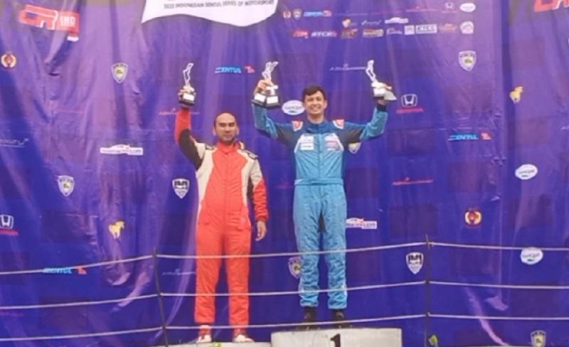 Umar Abdullah (kanan), memborong 5 trofi juara 1 round 1 ISSOM 2022 di Sentul International Circuit, Bogor