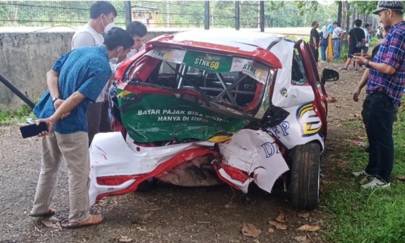 Dalam racing accident kelas ITCR 1500 rd 1 ISSOM 2022 di sirkuit Sentul, mobil yang dikendarai Irvan Fauzi termasuk paling parah tingkat kerusakannya. (foto : bs)