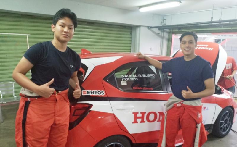 Naufal Rafif Busro (kiri) dan Avila Bahar, dua skuad muda Honda Racing Indonesia sukses raih podium utama di ITCR 1200 dan ITCR 1500 Master rd 1 ISSOM 2022. (foto : bs)