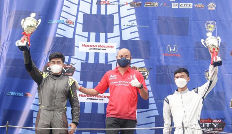 Vivaldhi Dwi Putra (kiri), Adhi Parama Sugarda (Honda Prospect Motor) dan Annis Badrouf di podium HCHSC Rising Star di Sentul International Circuit, Bogor