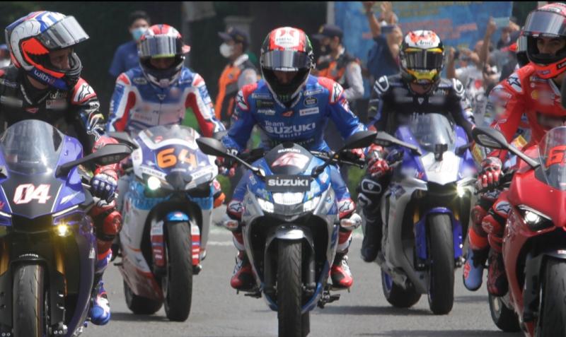 Duo rider tim Suzuki Ecstar yaitu Alex Rins dan Joan Mir mengiikuti parade pembalap MotoGP di Jakarta