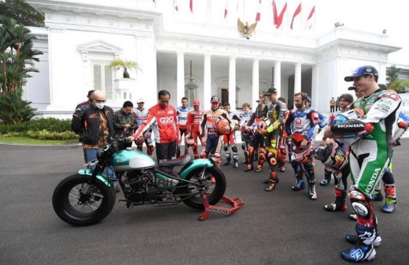 Presiden Jokowi melepas konvoi pembalap MotoGP,  termasuk Enea Bastianini pembalap Gresini Racing Team di Jakarta
