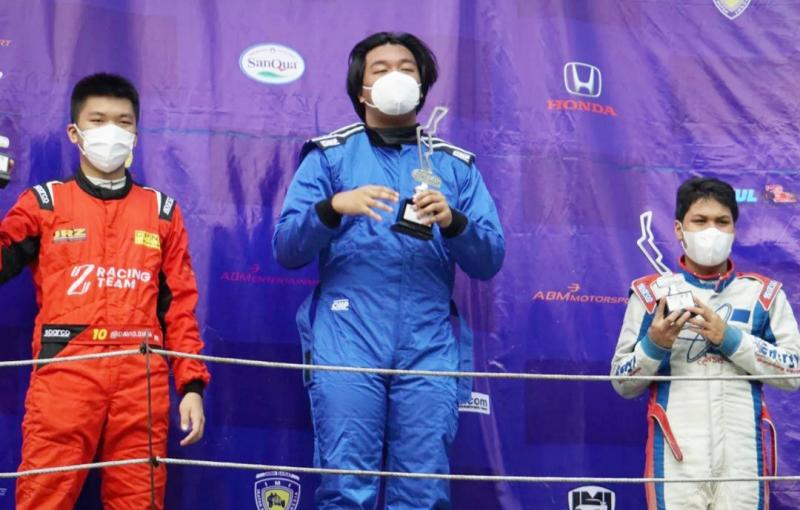 Daffa AB (kanan) langsung raih podium juara 3 pada debutnya di ajang balap mobil ISSOM 2022. (foto : p-five rt)