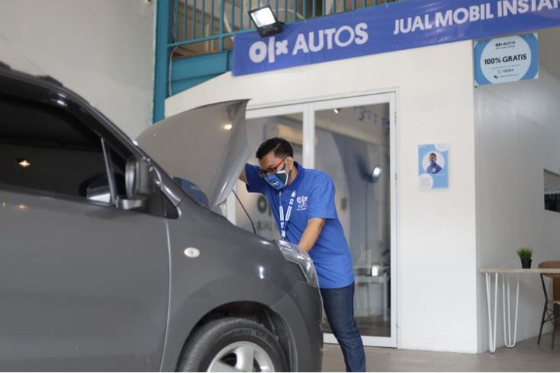 Teknisi OLX Autos memeriksa kendaraan konsumen untuk ditransaksikan