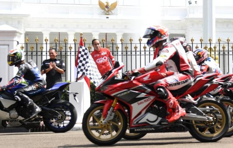 Bamsoet (baju biru seragam IMI) bersama Presiden Jokowi melepas konvoi Energy to Speed Up Parade pembalap MotoGP yang akan berlaga di sirkuit Mandalika NTB akhir pekan ini