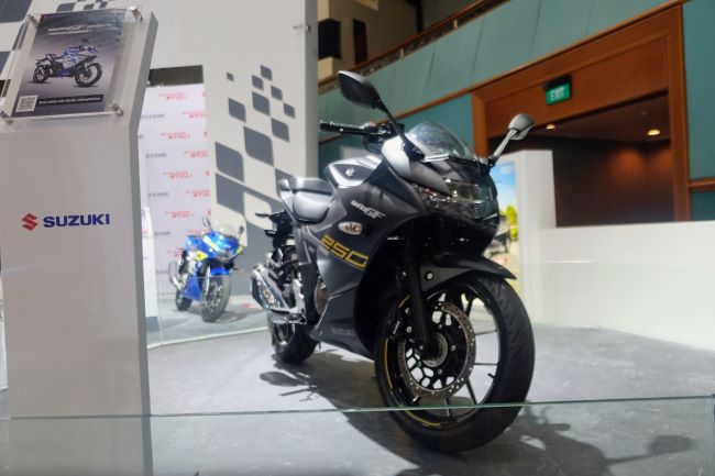 Tampilan dua motor sport Suzuki GSX-R150 dan GIXXER 250 di pameran JAW 2022