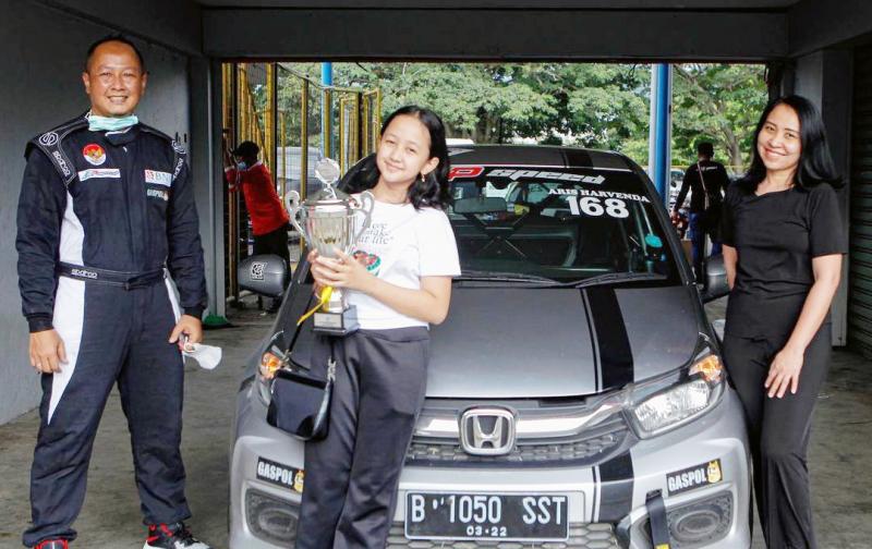 Aris Jambul (kiri), putri serta sang istri, the real supporter dan kunci sukses balapan ISSOM di sirkuit Sentul Bogor. (Foto : maximum #dogg)