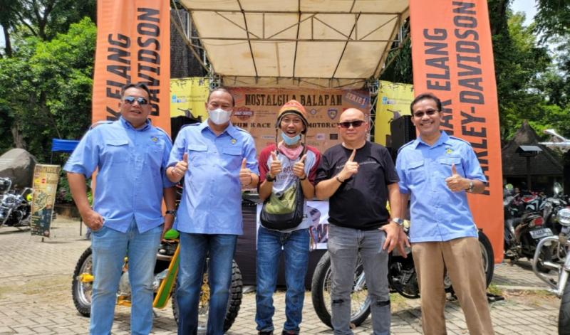 Pengurus IMI DKI Jakarta yang dipimpin langsung bro Anondo Eko (kedua dari kiri) bersama panitia Fun Race Motor Klasik 2022 di Ancol Jakarta utara hari ini