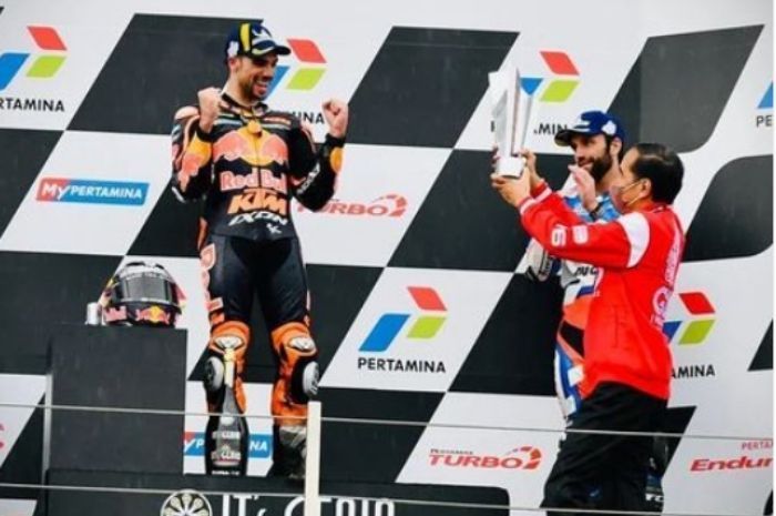 Presiden RI Joko Widodo serahkan langsung trofi juara GP Indonesia buat Miguel Oliveira (Portugal/KTM). (Foto: instagram@jokowi)