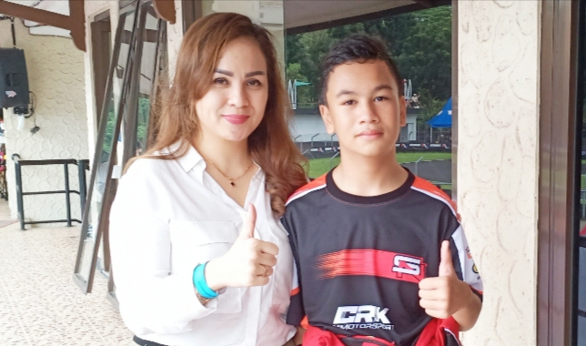 Sebastian Kennard selalu disupport sang mama, Jein Stefanus Tamuntuan saat mengikuti Kejurnas Eshark Rok Cup di SIKC Bogor. (foto : bs)