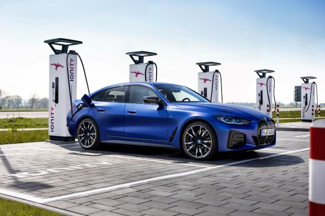 Mobil listrik BMW lengkap dengan stasiun pengecasan.