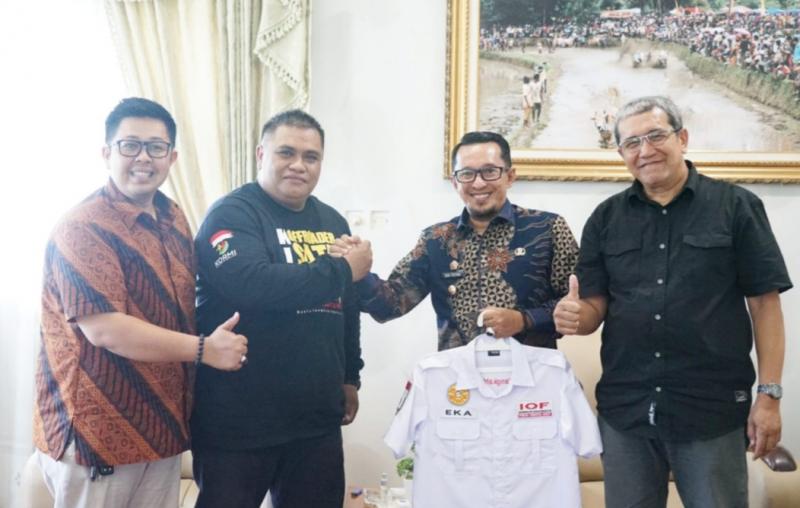 Verry Mulyadi menyerahkan kemeja IOF Sumbar kepada Bupati Tanahdatar, Eka Putra. (foto : donal)