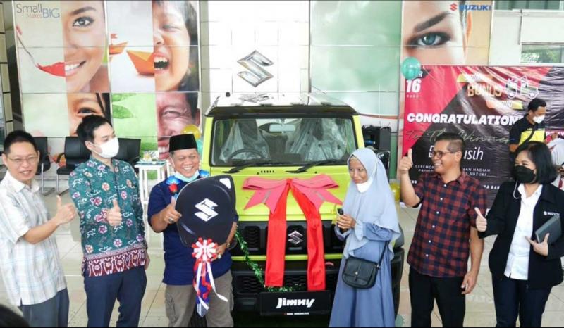 Penyerahan hadiah 1 unit Suzuki Jimny kepada pemenang program Suzuki Bonus Suzuki