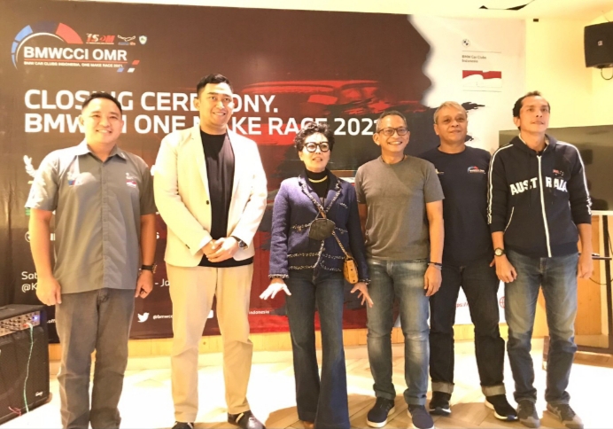 Pengurus IMI Pusat, pengurus BMWCCI, promotor dan perwakilan pembalap pada Closing Ceremony BMWCCI OMR 2021 di Jakarta hari ini