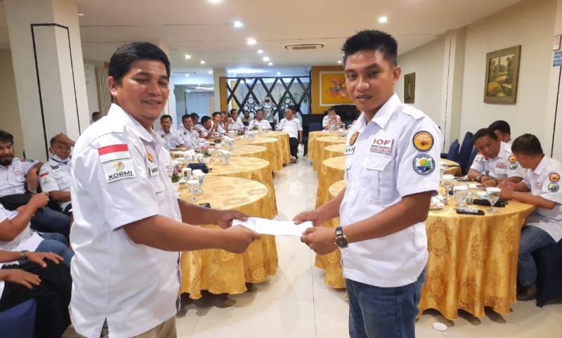 Penyampaian program kerja Departemen Litbang oleh A Windu kepada Ketua Harian IOF Sumatra Barat.