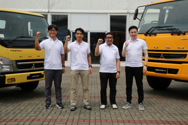 Petinggi PT Krama Yudha Tiga Berlian Motors (KTB) yang mendukung test drive dan layanan after sales truk Euro 4